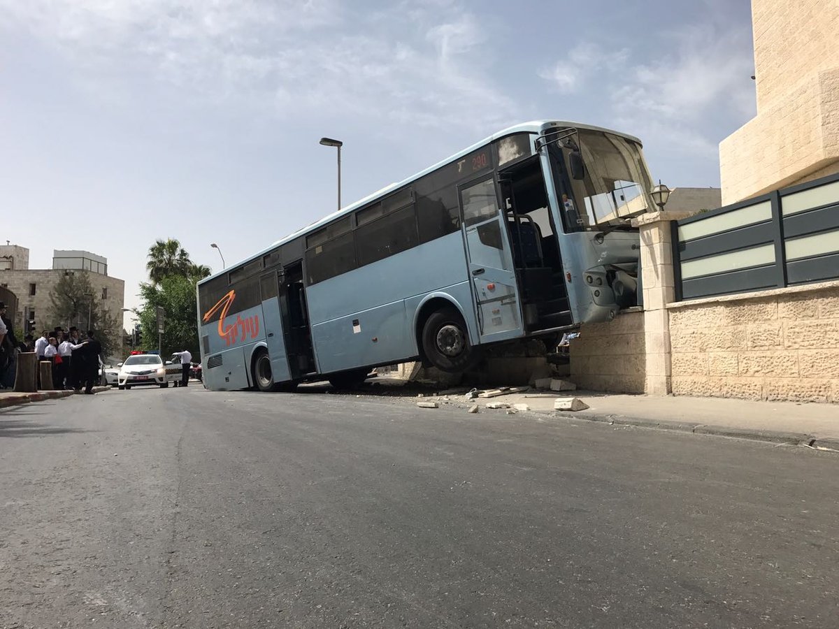 אוטובוס עלה על חצר בית כנסת בויאן. צפו