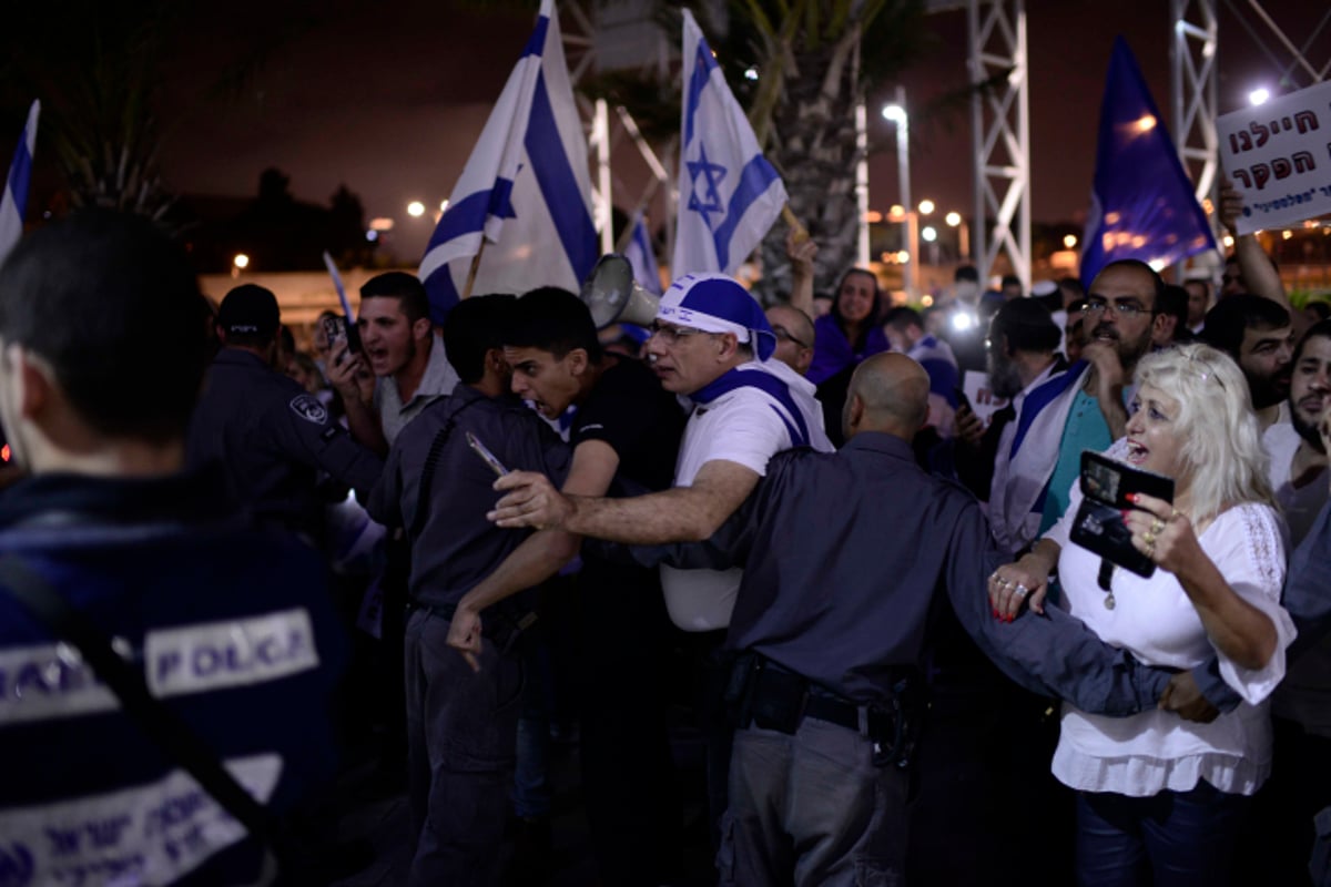 עימותים בטקס זיכרון ישראלי-פלסטיני. צפו