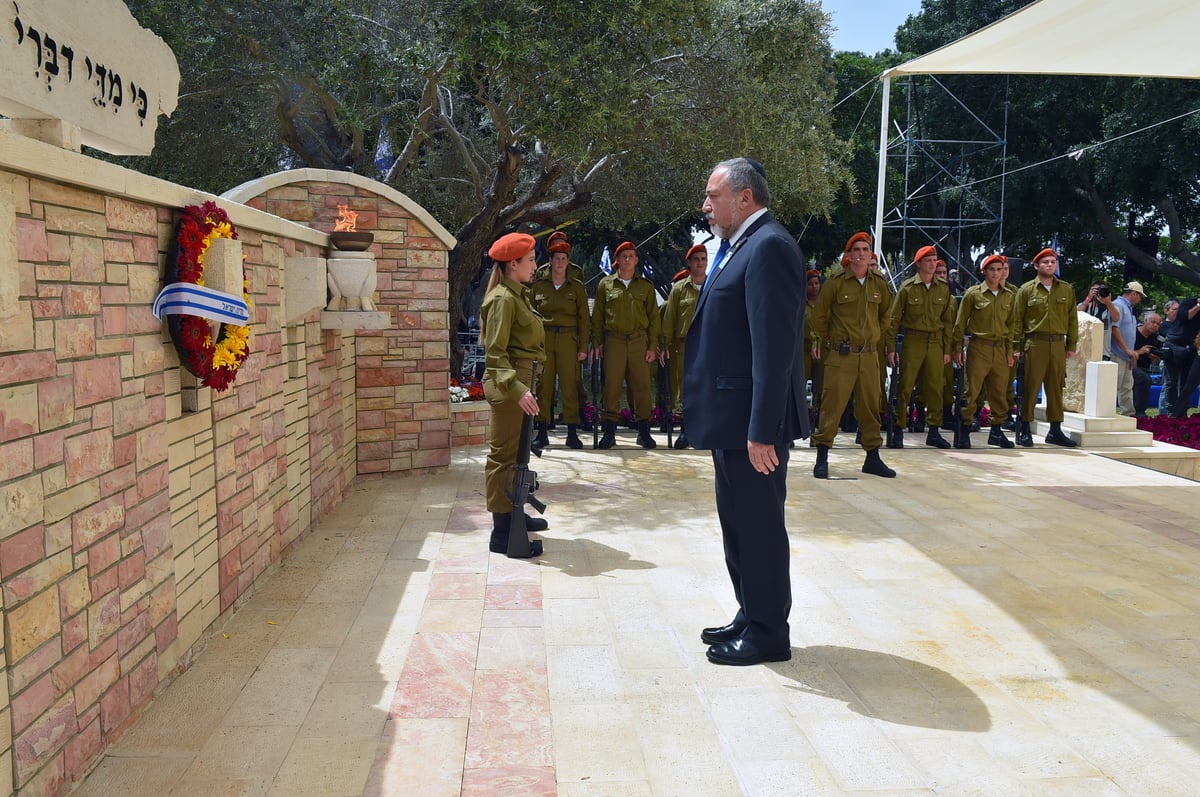 שר הביטחון מול האנדרטה