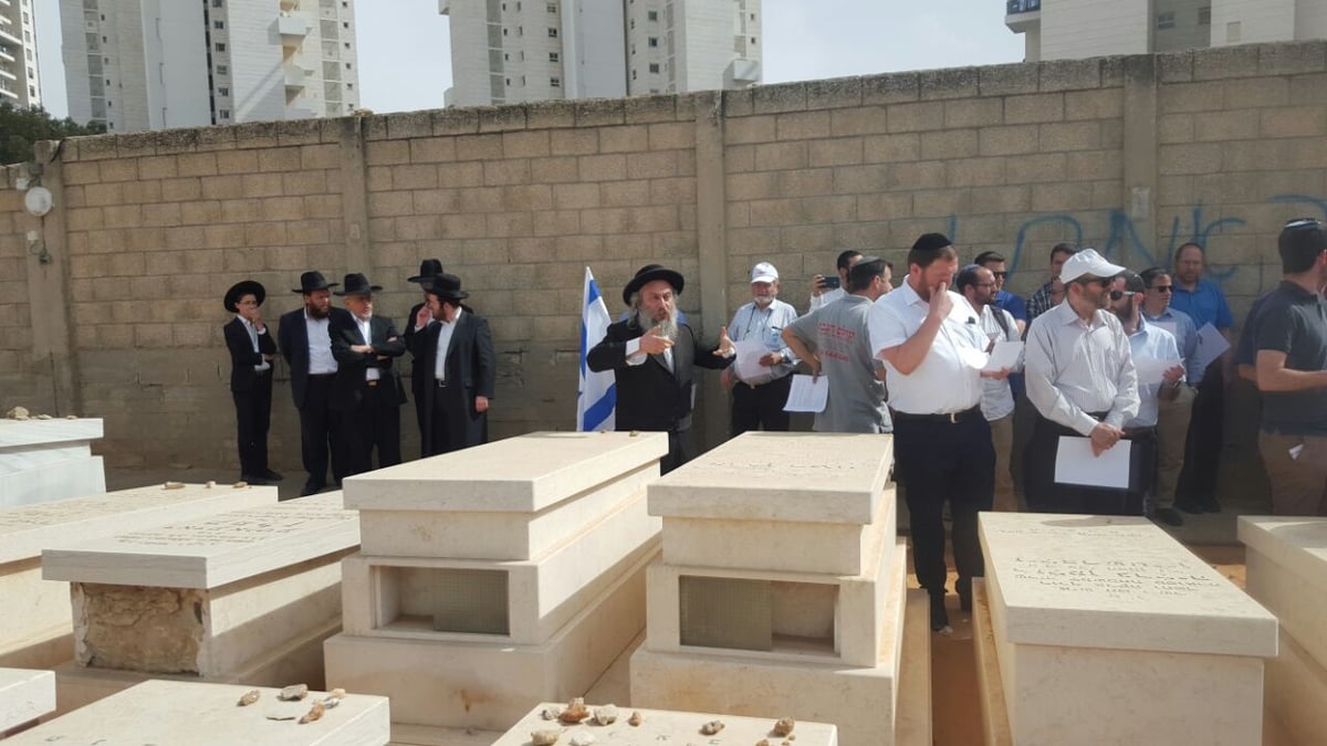 חרדים קיצונים הפריעו לטקס בבית העלמין בב"ב: "הורסים את היהדות". צפו