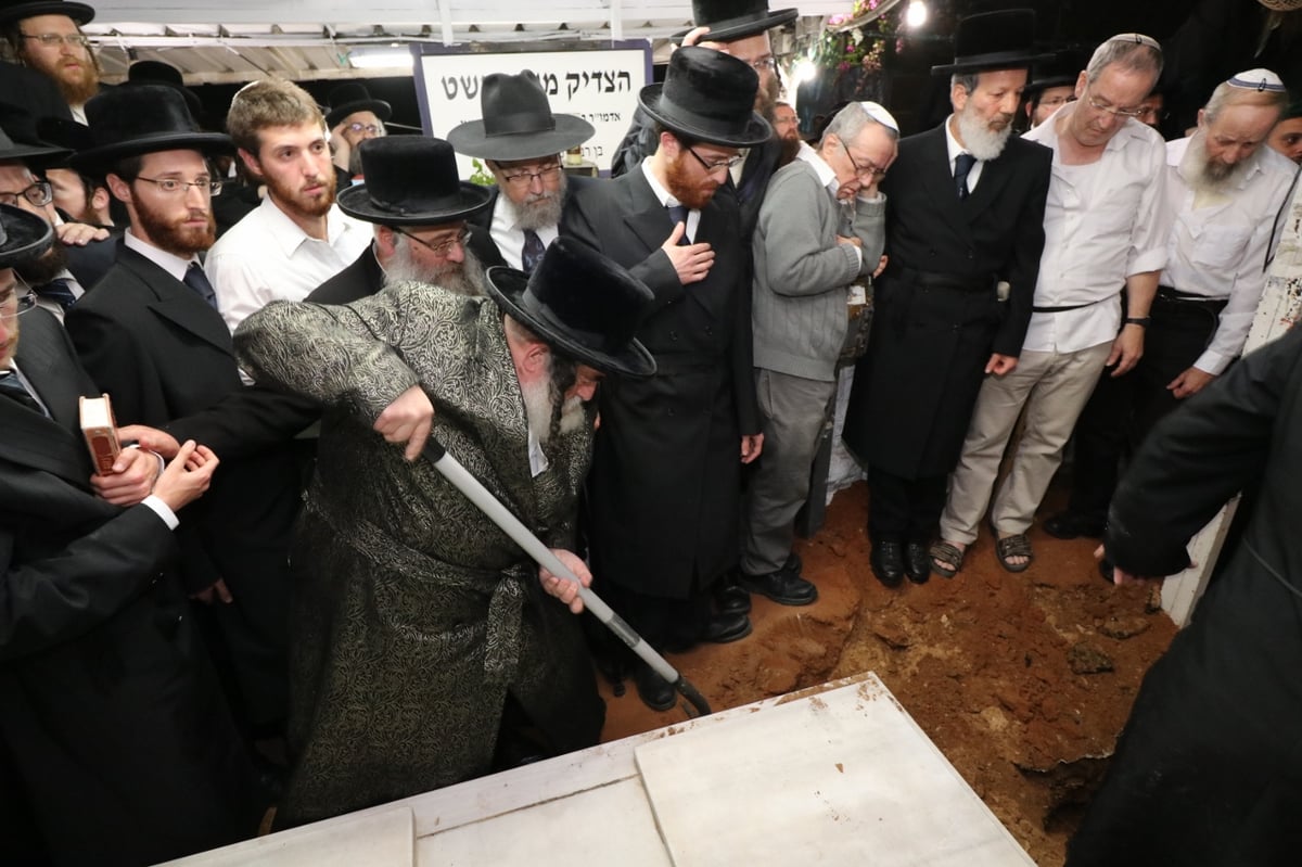 המונים בהלווית 'האדמו"ר הציוני' זצ"ל. צפו