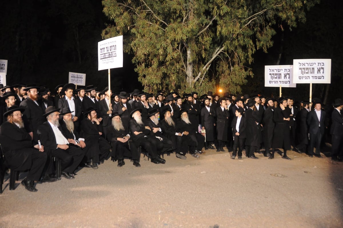 הפגנה סוערת בשערי כלא 4: "בת ישראל מוחזקת בכלא"