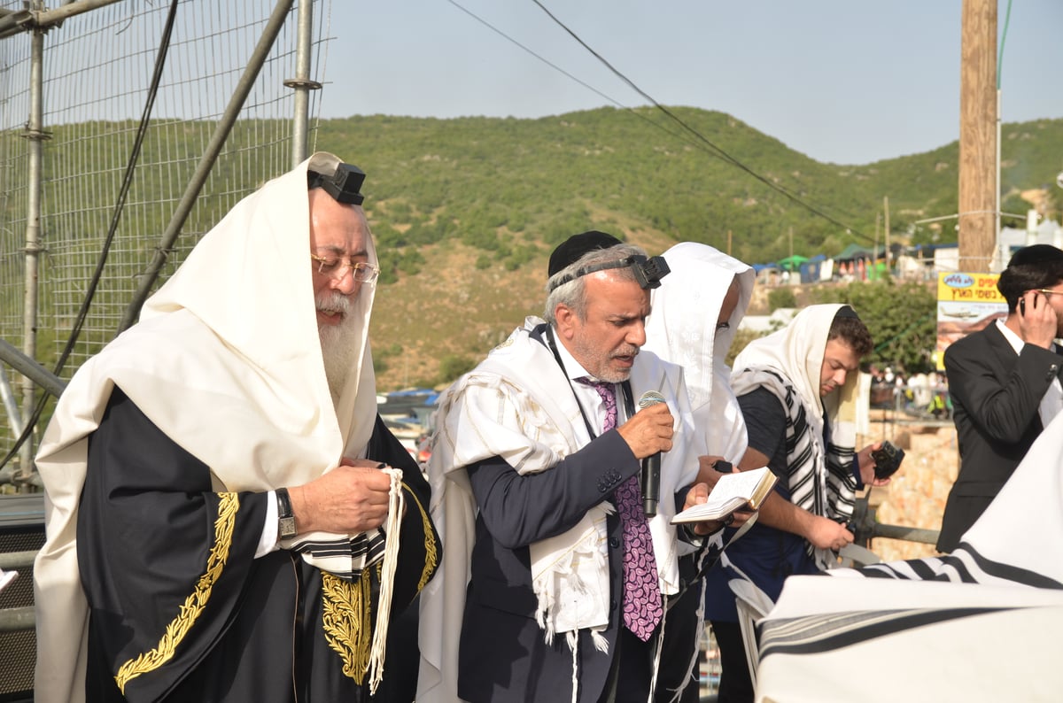 הראשל"צ הגאון רבי שלמה עמאר בהדלקה • צפו