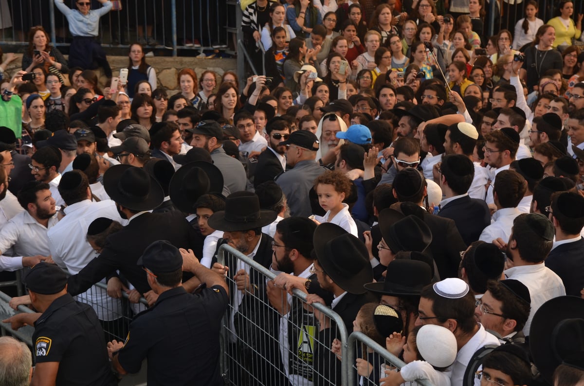 הראשל"צ הגאון רבי שלמה עמאר בהדלקה • צפו