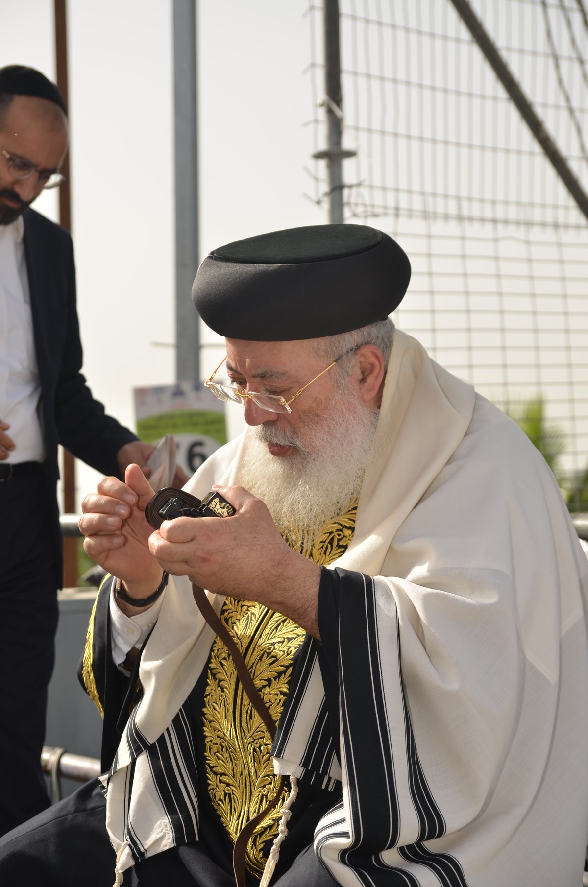 הראשל"צ הגאון רבי שלמה עמאר בהדלקה • צפו