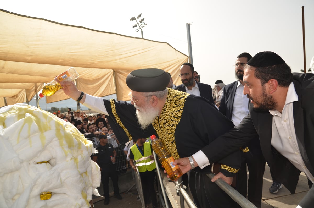 הראשל"צ הגאון רבי שלמה עמאר בהדלקה • צפו