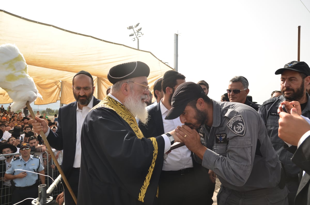 הראשל"צ הגאון רבי שלמה עמאר בהדלקה • צפו