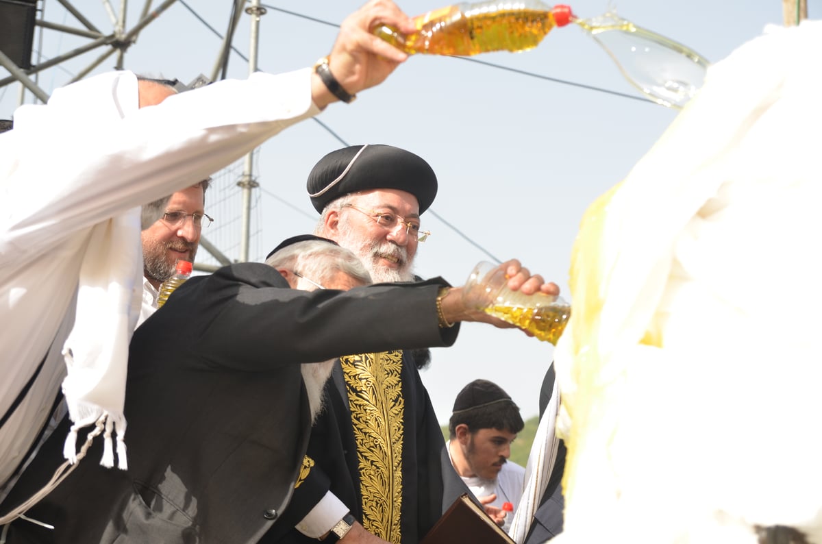 הראשל"צ הגאון רבי שלמה עמאר בהדלקה • צפו