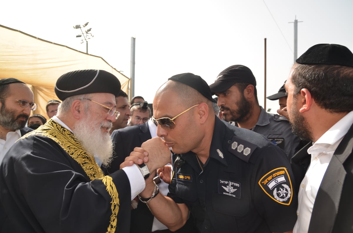 הראשל"צ הגאון רבי שלמה עמאר בהדלקה • צפו