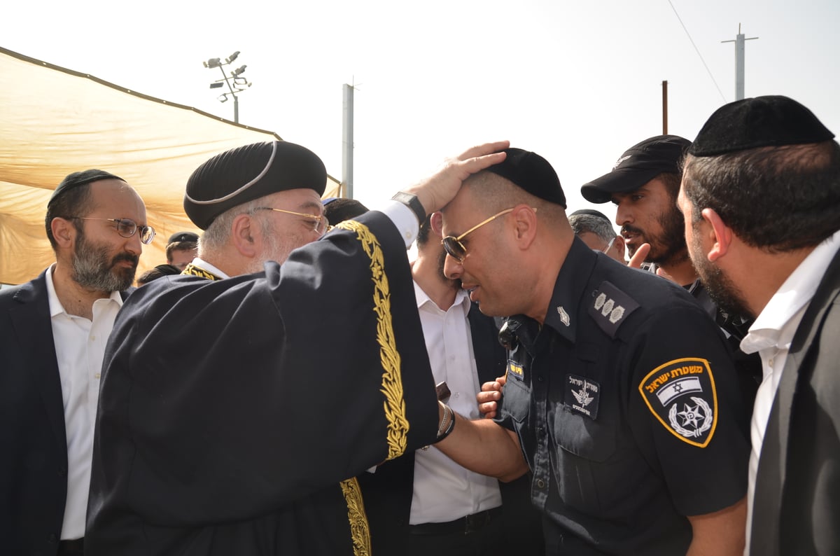 הראשל"צ הגאון רבי שלמה עמאר בהדלקה • צפו