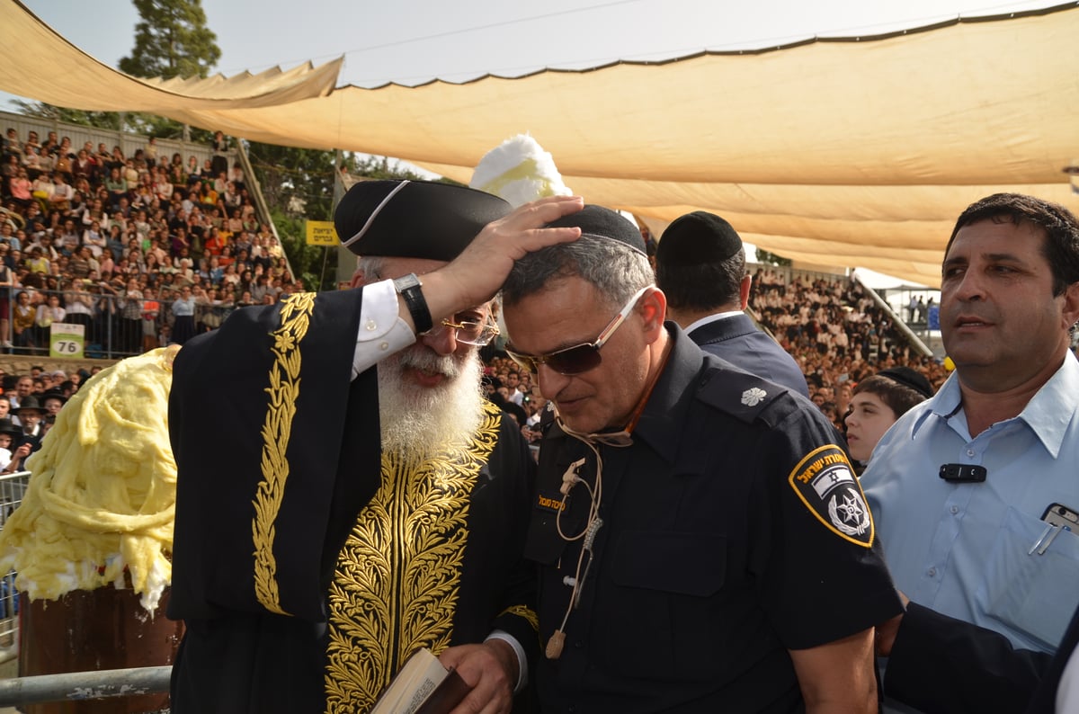 הראשל"צ הגאון רבי שלמה עמאר בהדלקה • צפו