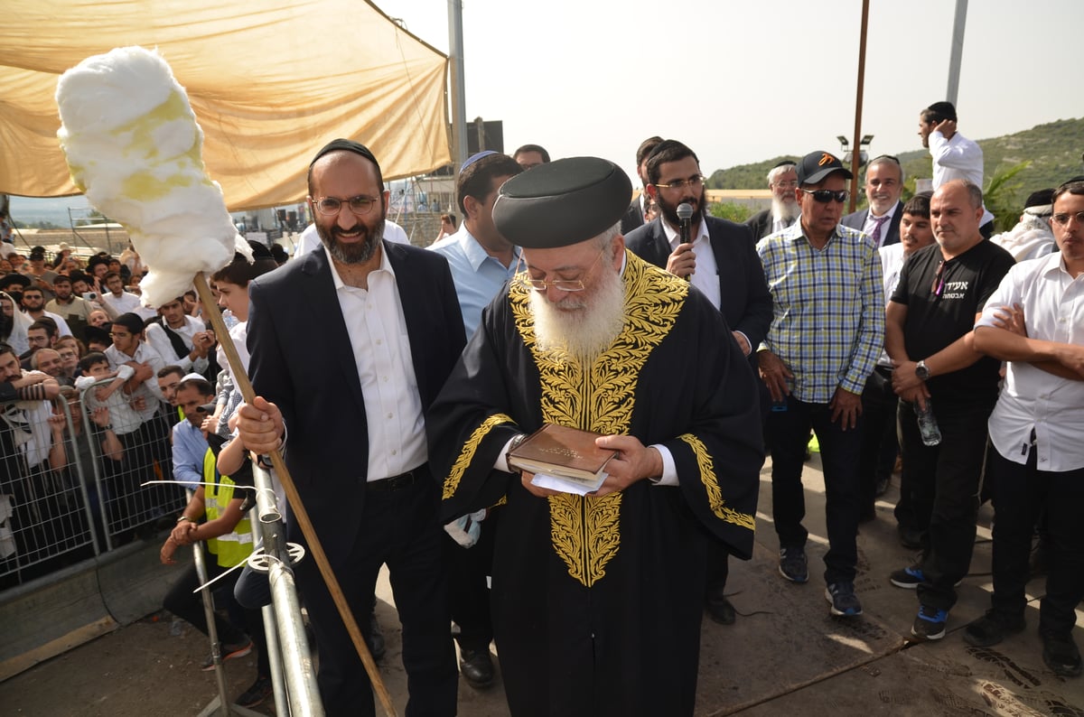 הראשל"צ הגאון רבי שלמה עמאר בהדלקה • צפו