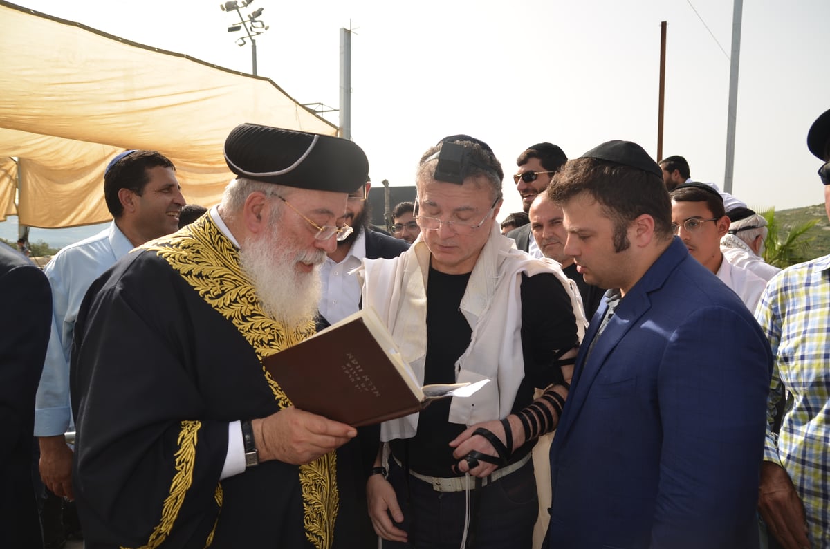 הראשל"צ הגאון רבי שלמה עמאר בהדלקה • צפו