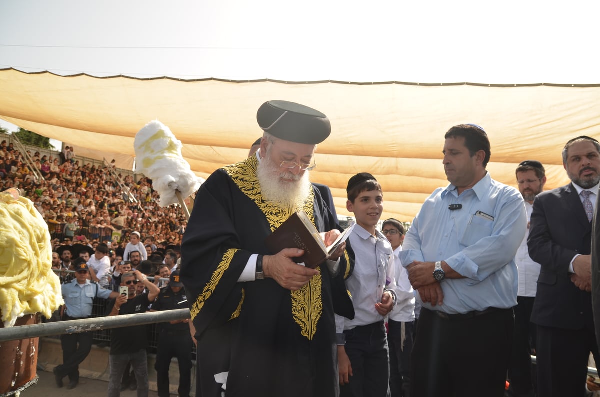 הראשל"צ הגאון רבי שלמה עמאר בהדלקה • צפו