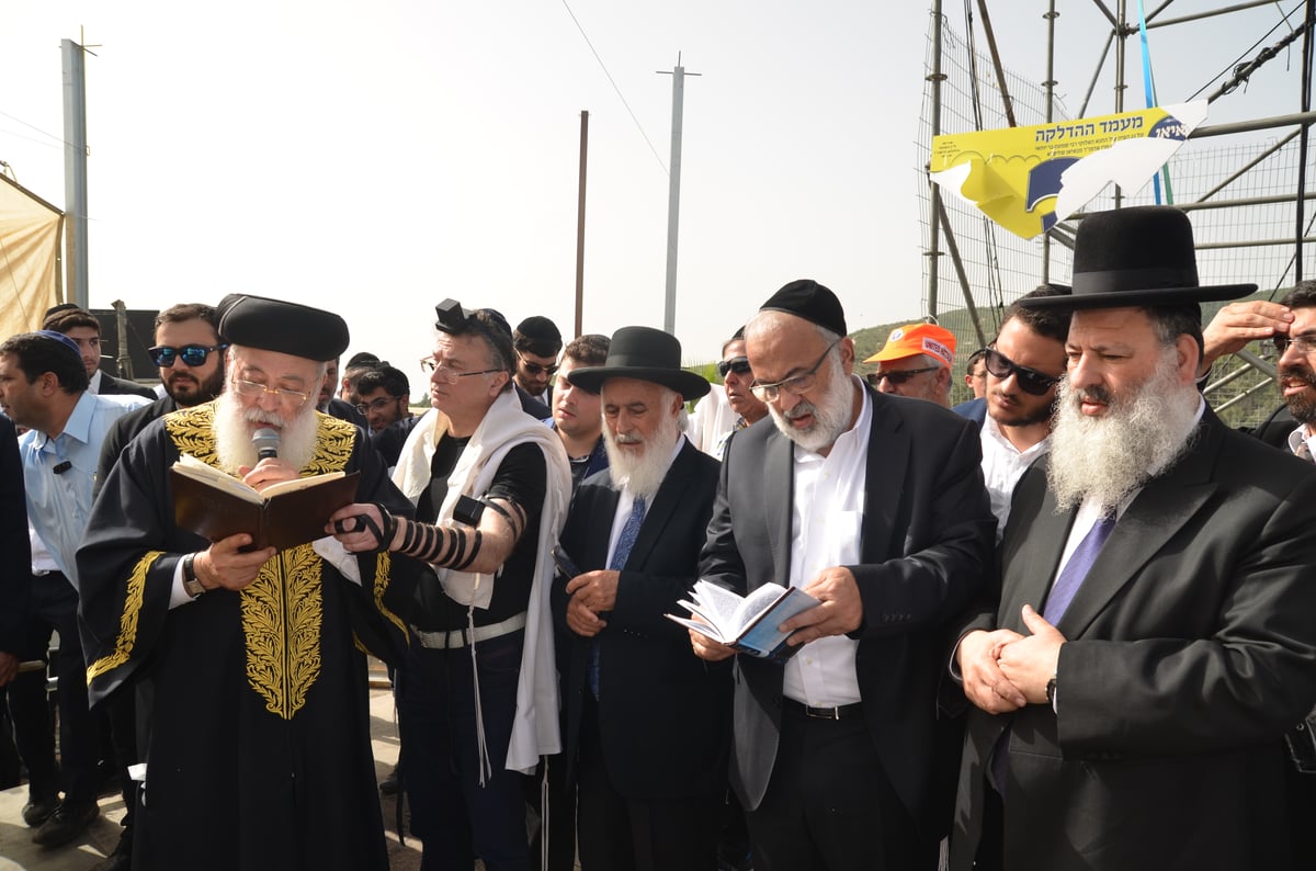 הראשל"צ הגאון רבי שלמה עמאר בהדלקה • צפו