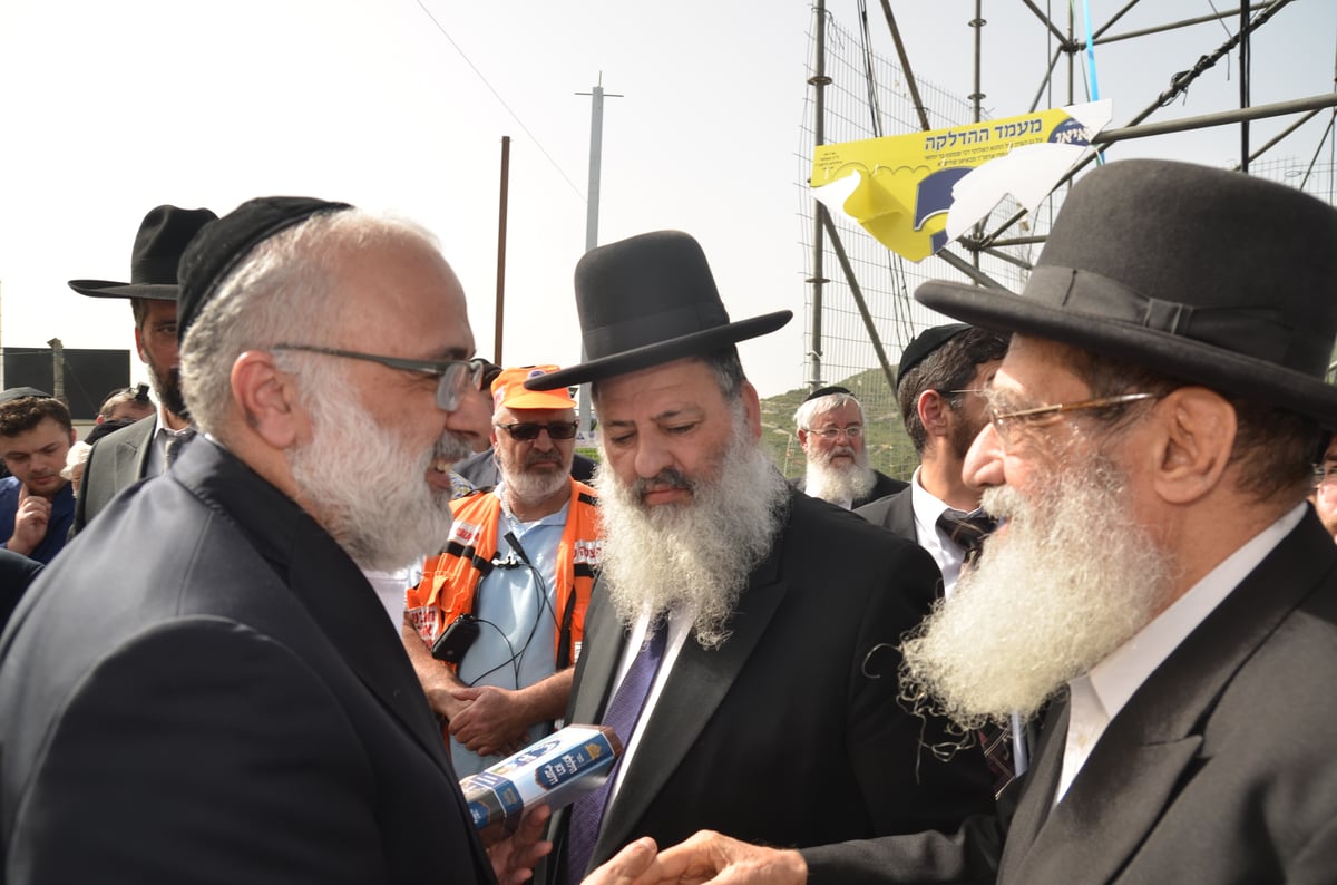 הראשל"צ הגאון רבי שלמה עמאר בהדלקה • צפו