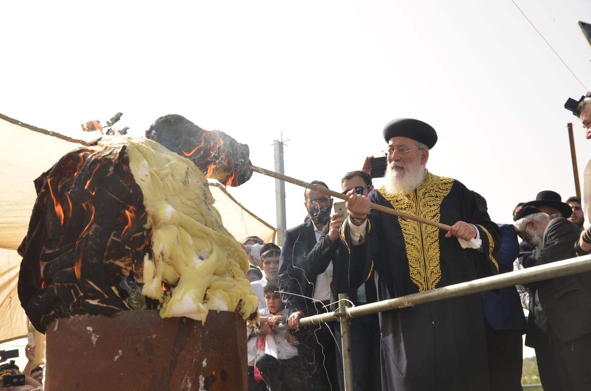 הראשל"צ הגאון רבי שלמה עמאר בהדלקה • צפו