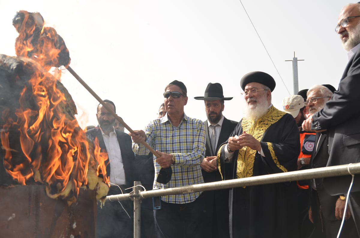 הראשל"צ הגאון רבי שלמה עמאר בהדלקה • צפו