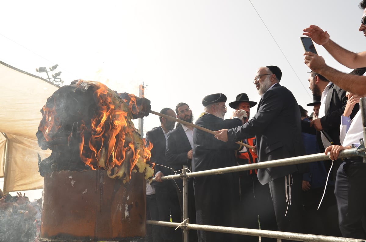 הראשל"צ הגאון רבי שלמה עמאר בהדלקה • צפו