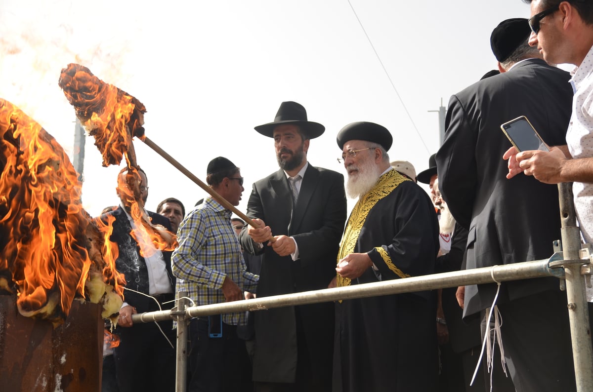 הראשל"צ הגאון רבי שלמה עמאר בהדלקה • צפו