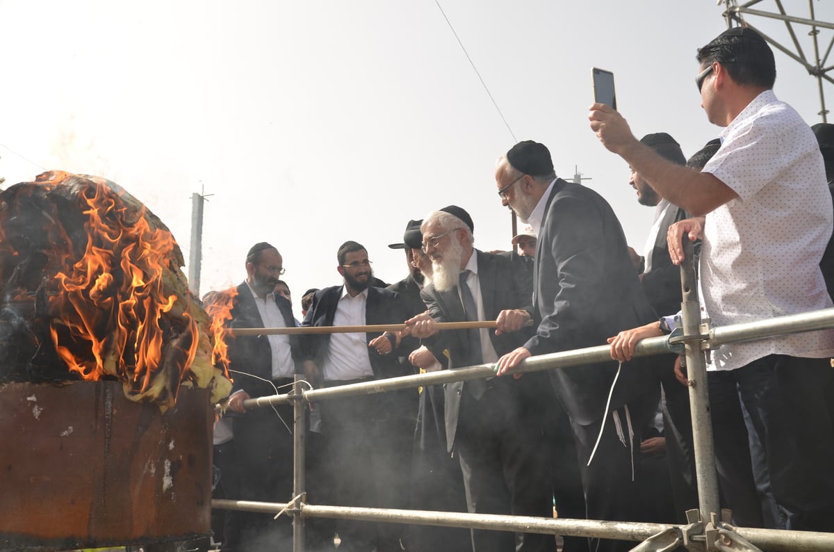 הראשל"צ הגאון רבי שלמה עמאר בהדלקה • צפו