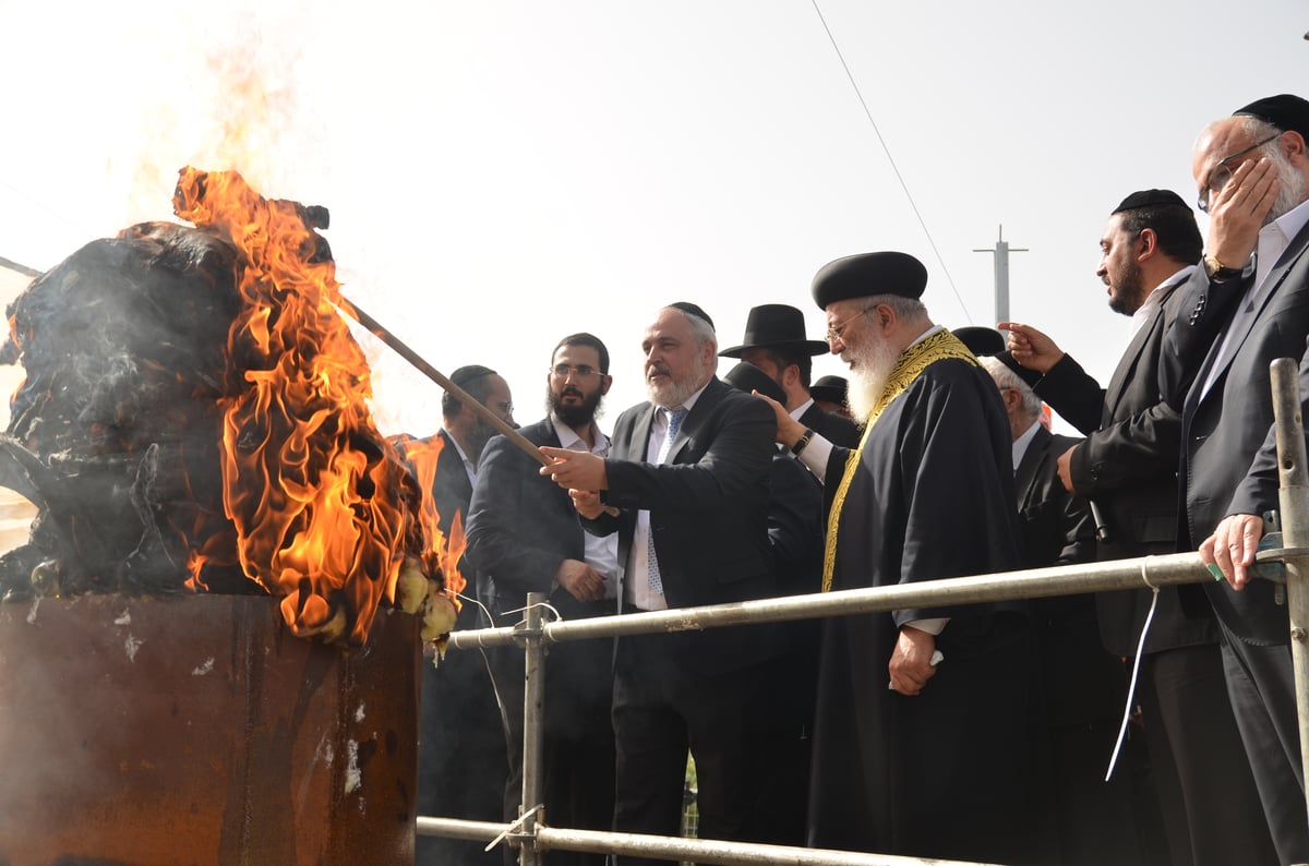 הראשל"צ הגאון רבי שלמה עמאר בהדלקה • צפו