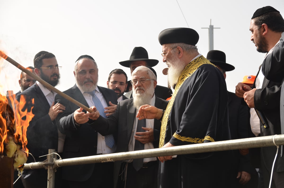 הראשל"צ הגאון רבי שלמה עמאר בהדלקה • צפו