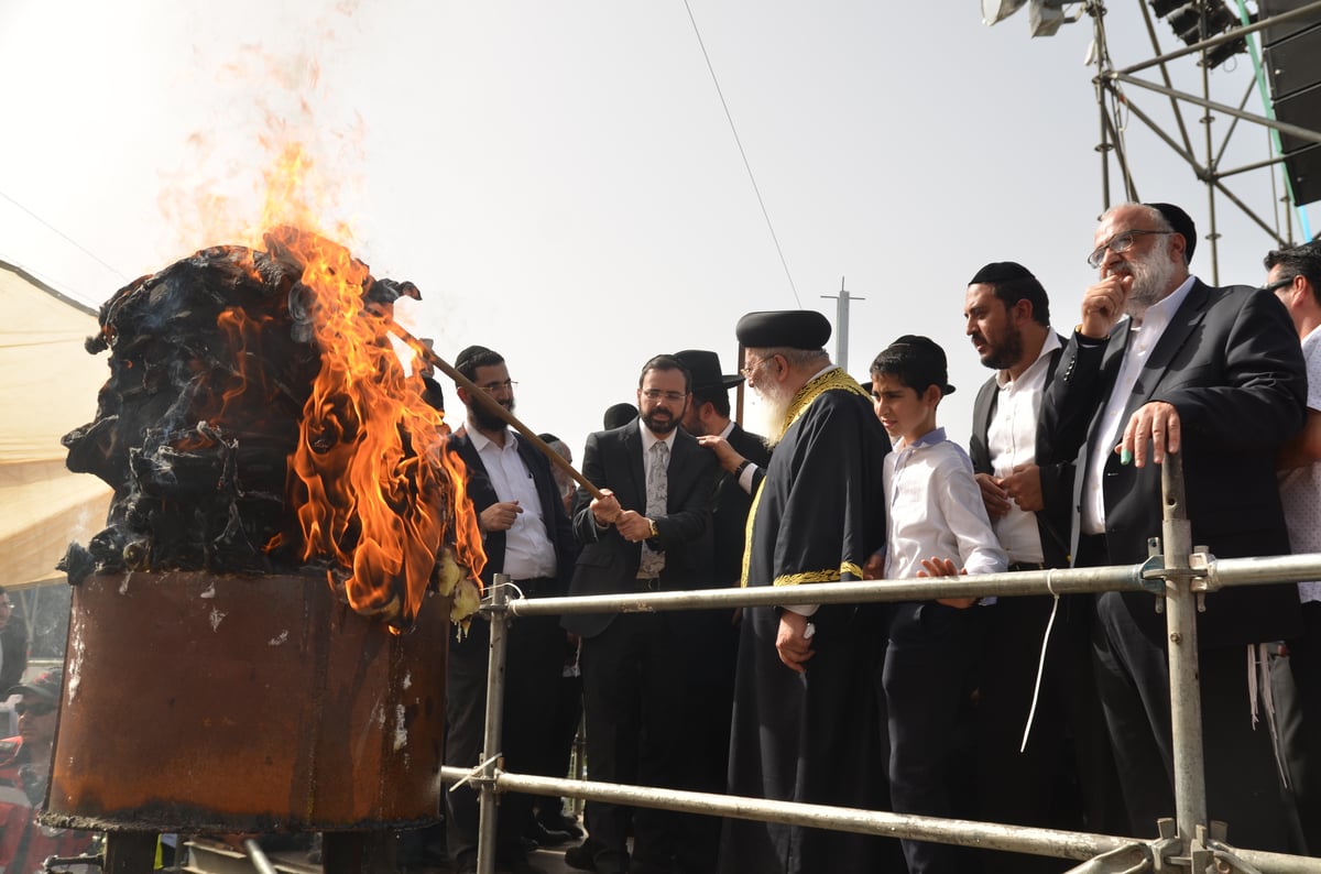 הראשל"צ הגאון רבי שלמה עמאר בהדלקה • צפו