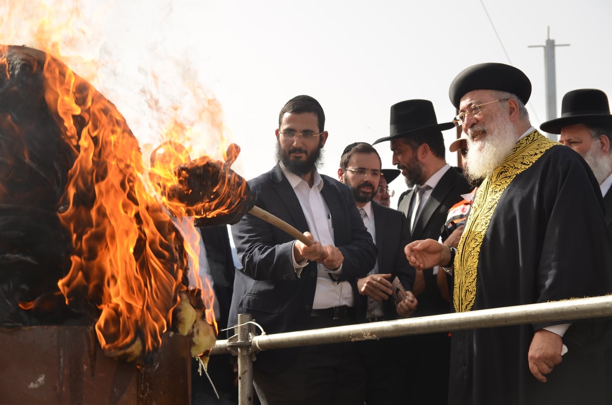 הראשל"צ הגאון רבי שלמה עמאר בהדלקה • צפו