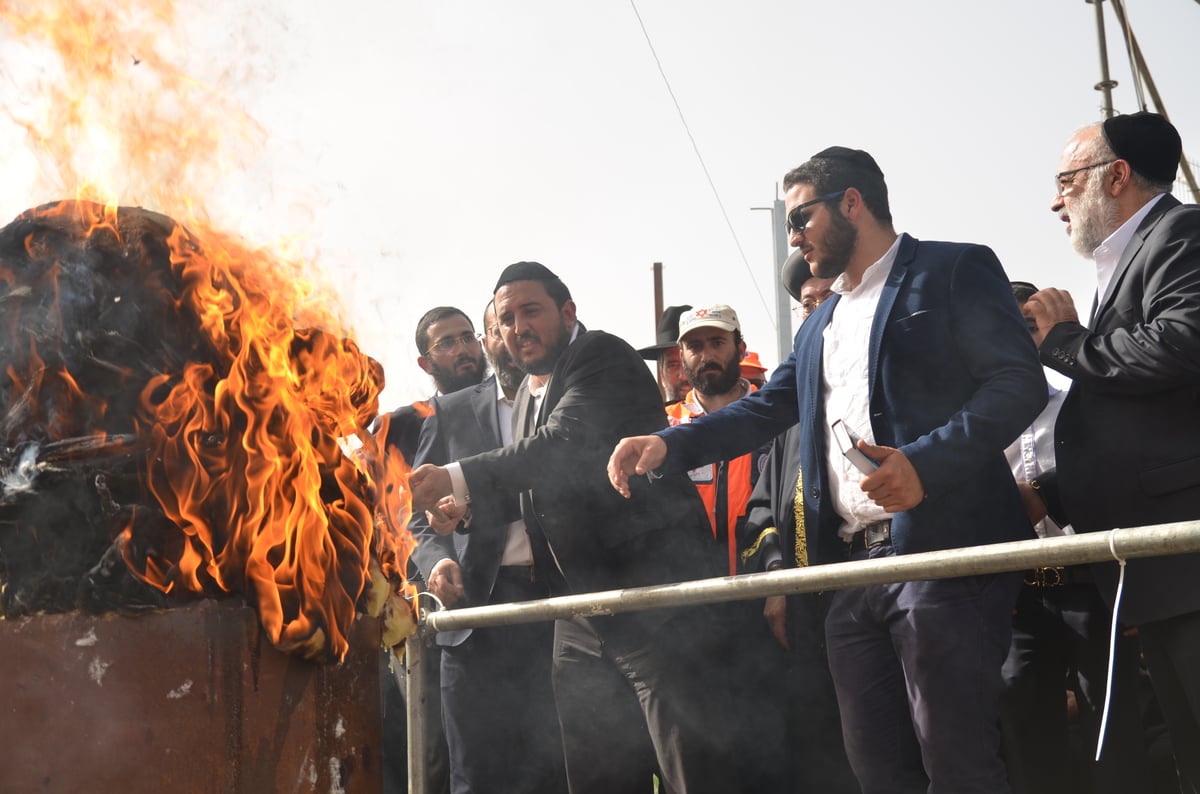 הראשל"צ הגאון רבי שלמה עמאר בהדלקה • צפו