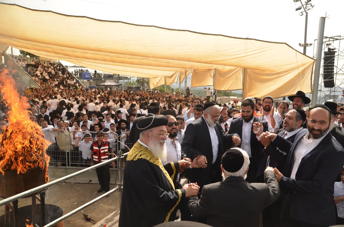 הראשל"צ הגאון רבי שלמה עמאר בהדלקה • צפו