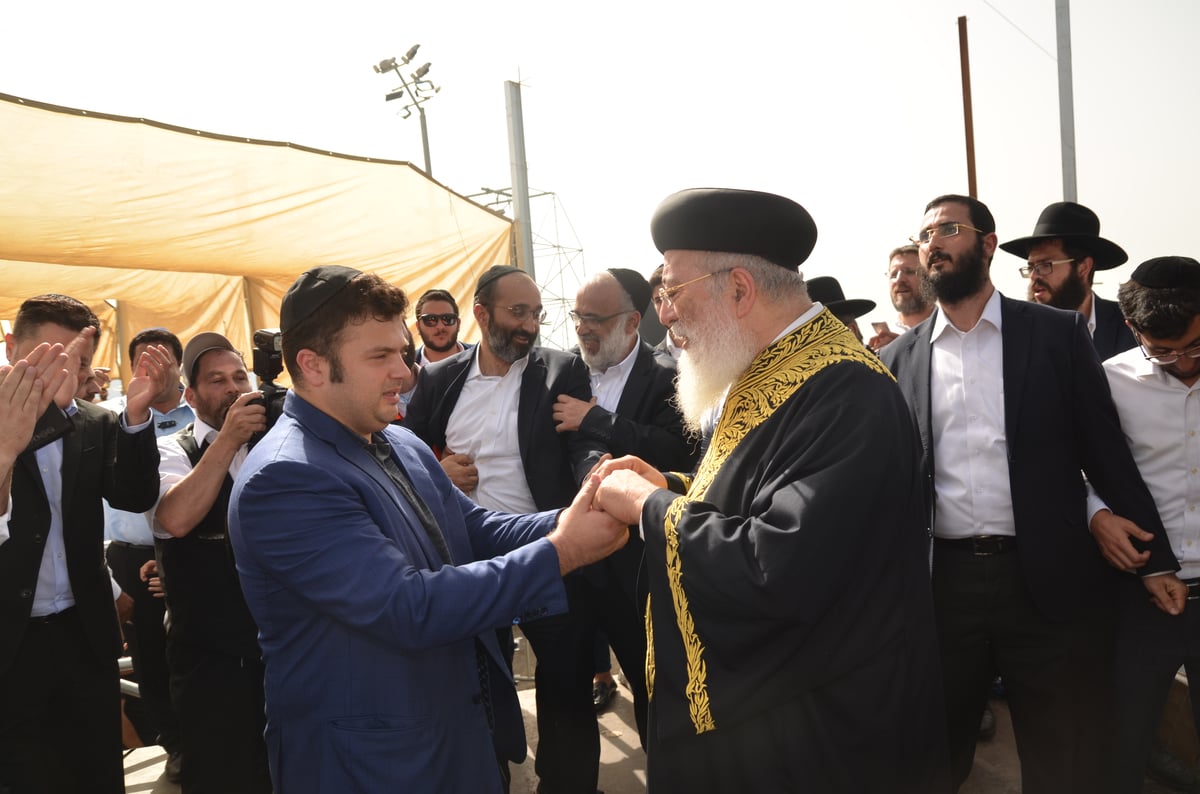 הראשל"צ הגאון רבי שלמה עמאר בהדלקה • צפו