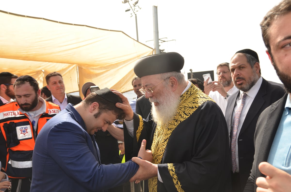 הראשל"צ הגאון רבי שלמה עמאר בהדלקה • צפו