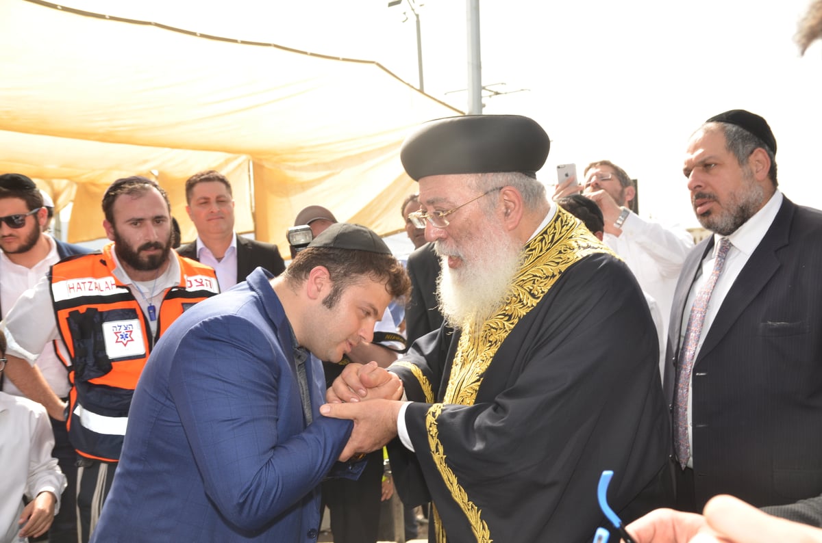 הראשל"צ הגאון רבי שלמה עמאר בהדלקה • צפו