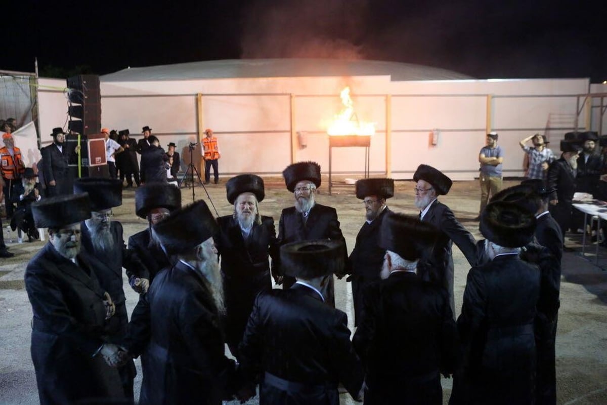 תיעוד: ההדלקה של האדמו"ר מזוועהיל במירון