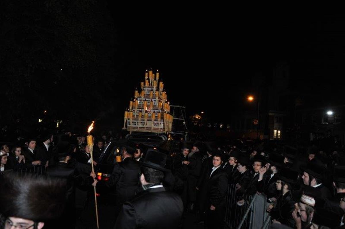 לונדון: 15 אלף איש בהדלקה של האדמו"ר מבעלזא