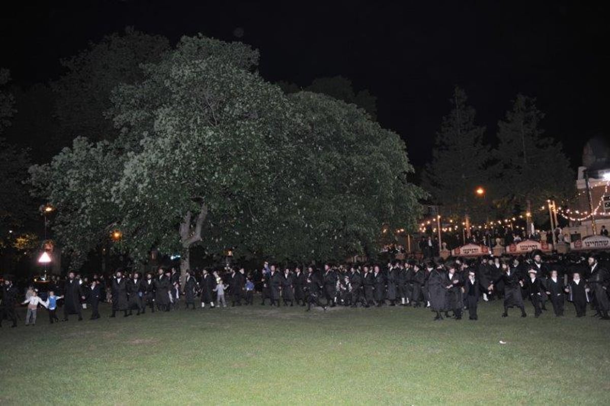 לונדון: 15 אלף איש בהדלקה של האדמו"ר מבעלזא