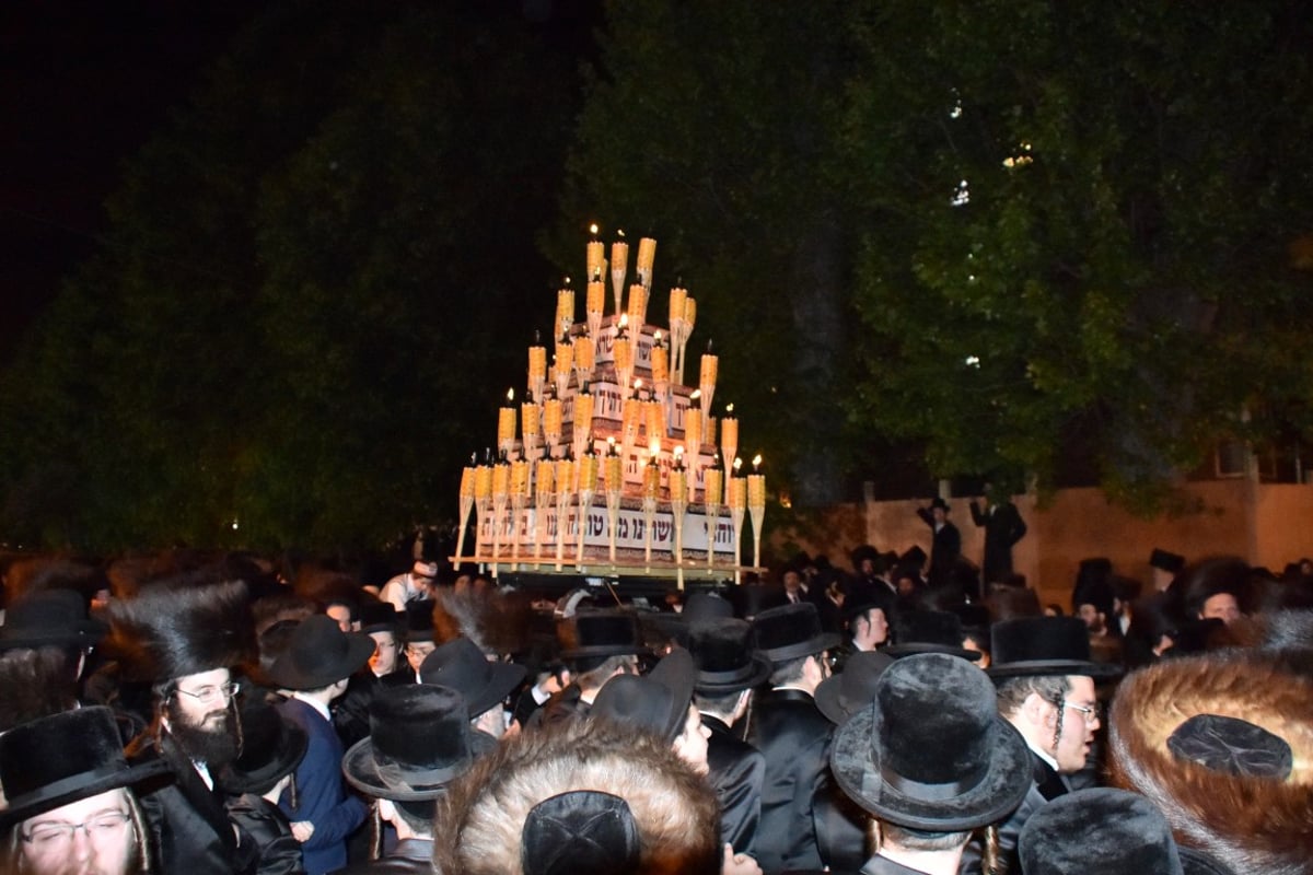 לונדון: 15 אלף איש בהדלקה של האדמו"ר מבעלזא