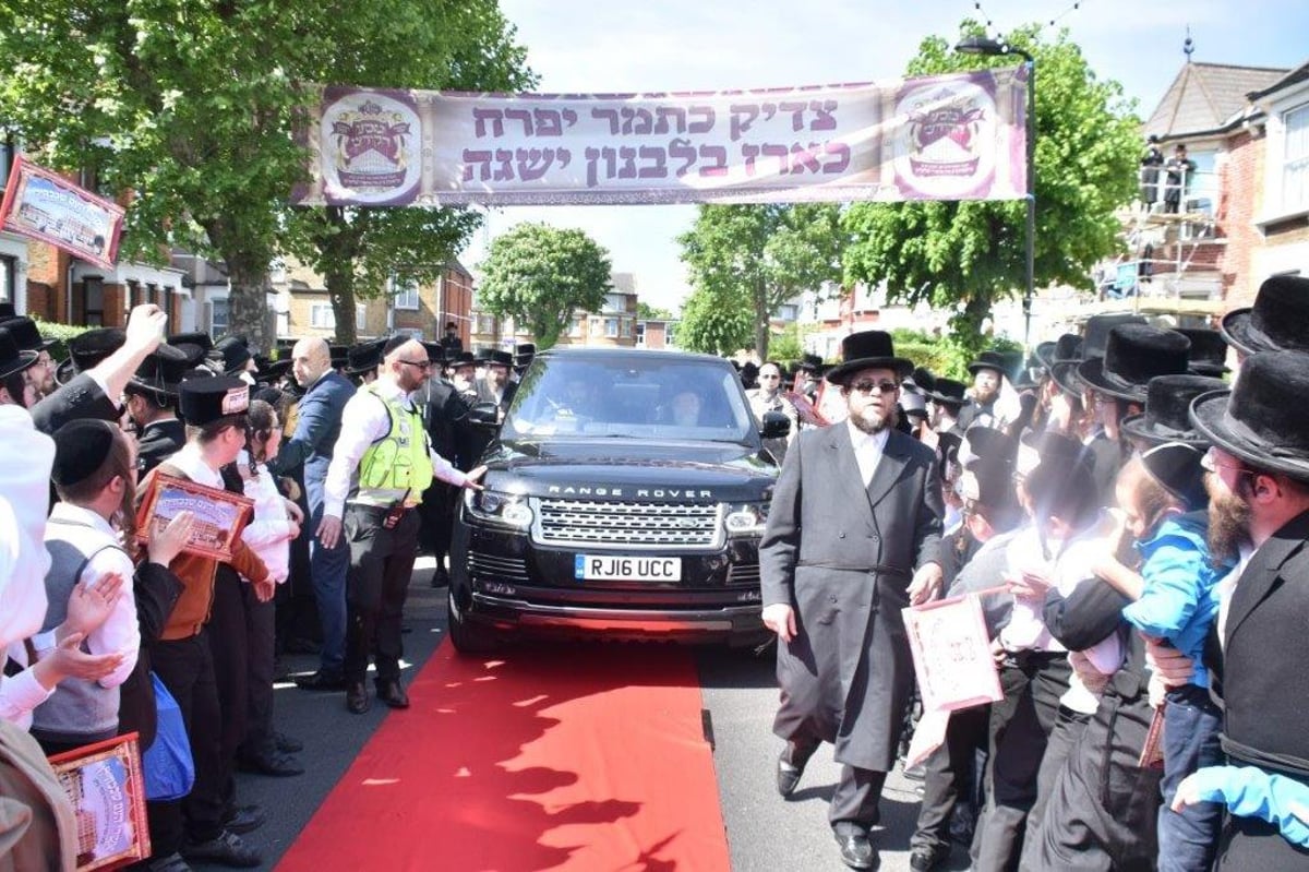 לונדון: 15 אלף איש בהדלקה של האדמו"ר מבעלזא