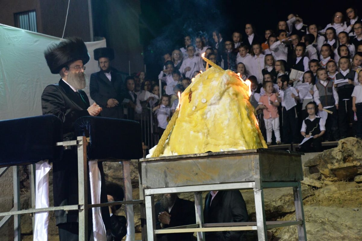 ההדלקה של האדמו"ר מסאדיגורא • תיעוד