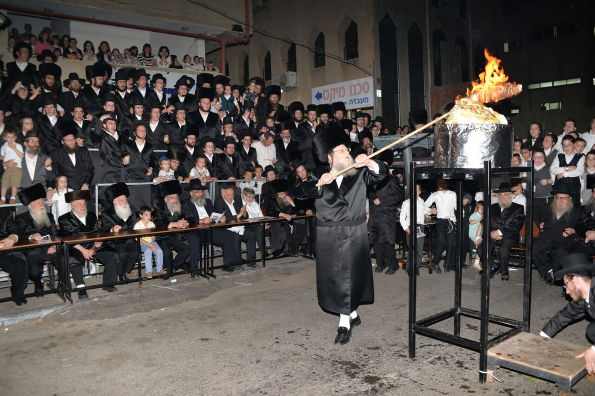 הרבי ממודז'יץ בהדלקת המדורה • תיעוד