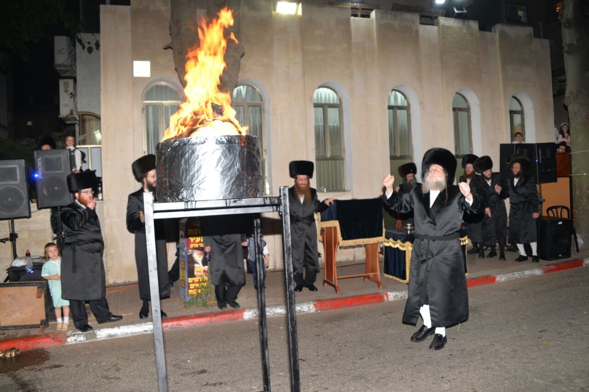 הרבי ממודז'יץ בהדלקת המדורה • תיעוד