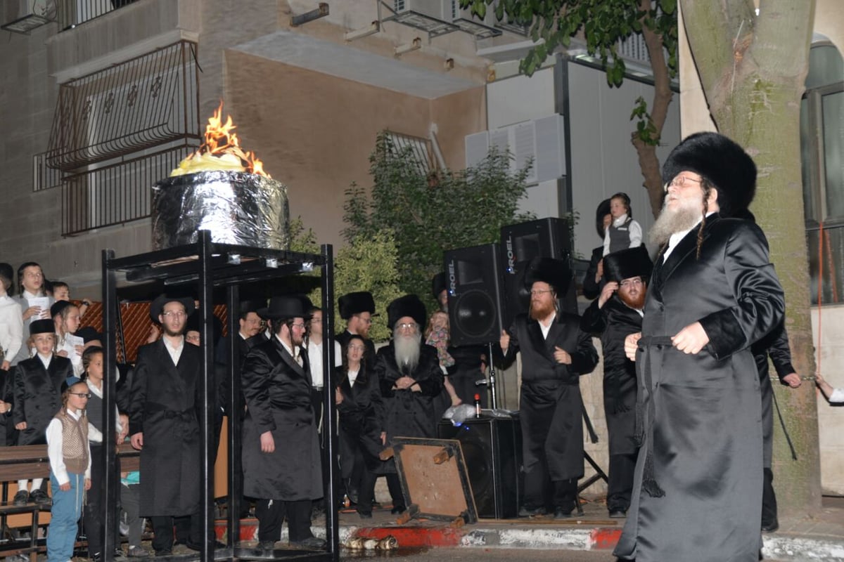 הרבי ממודז'יץ בהדלקת המדורה • תיעוד