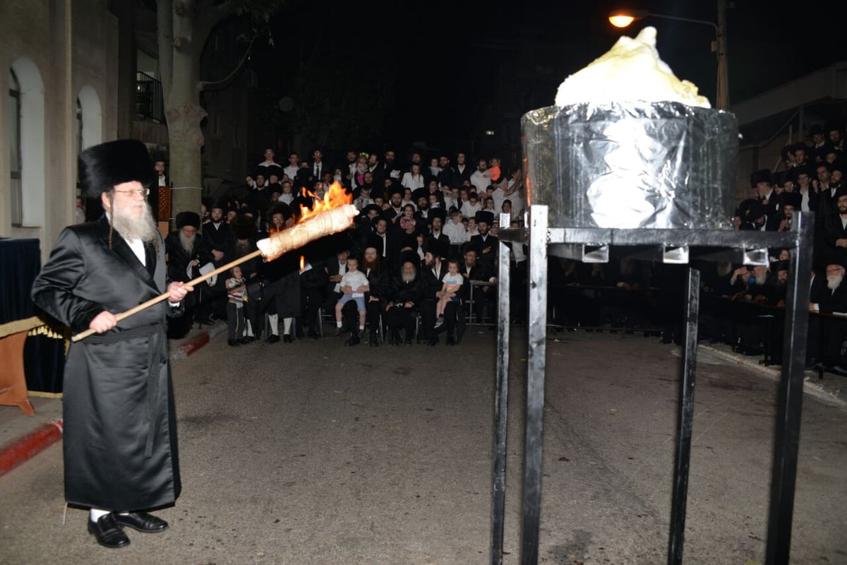 הרבי ממודז'יץ בהדלקת המדורה • תיעוד