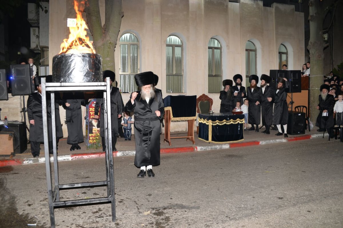 הרבי ממודז'יץ בהדלקת המדורה • תיעוד