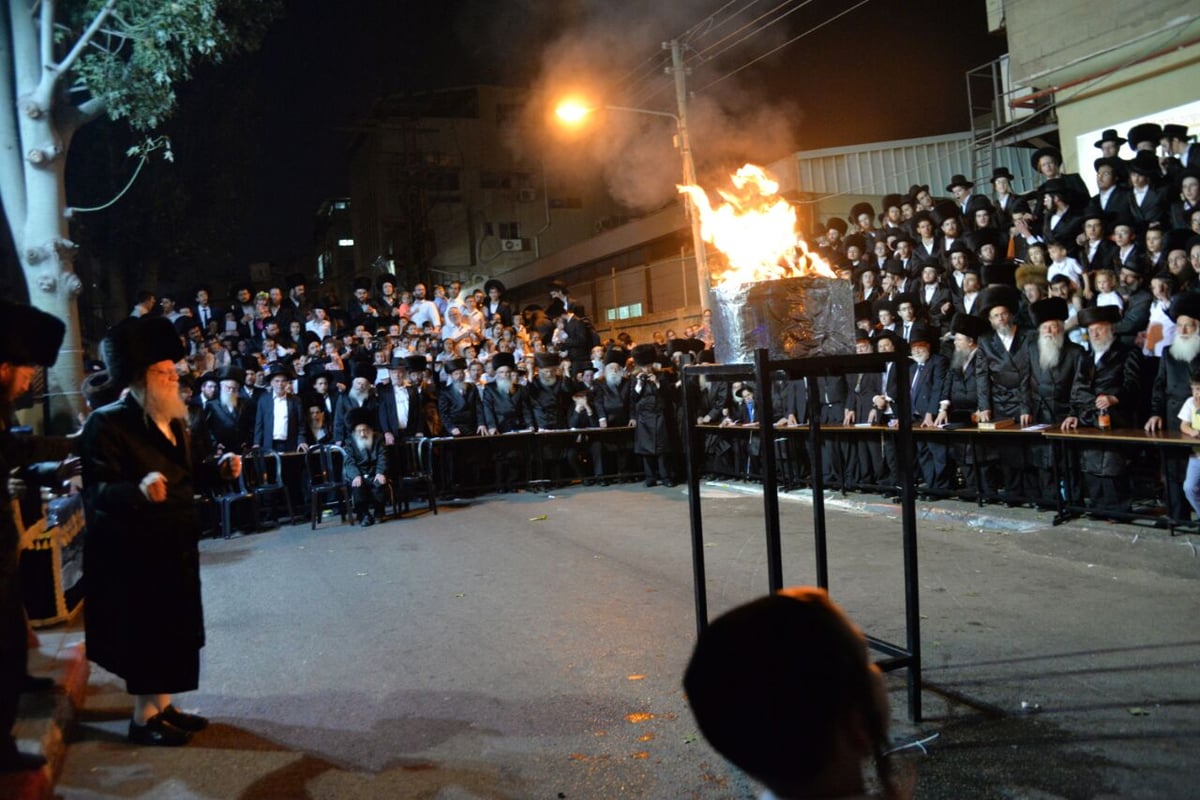 הרבי ממודז'יץ בהדלקת המדורה • תיעוד