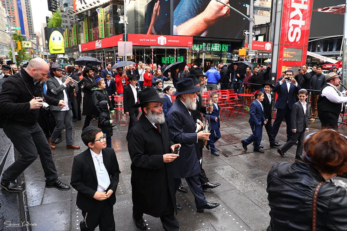 חופה יוצאת דופן: זוג חסידי התחתן בטיימס סקוור