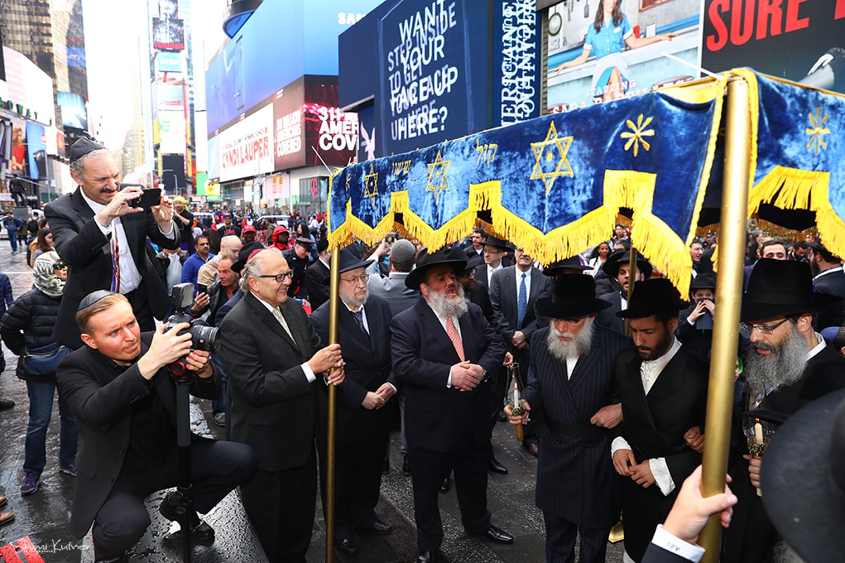 חופה יוצאת דופן: זוג חסידי התחתן בטיימס סקוור