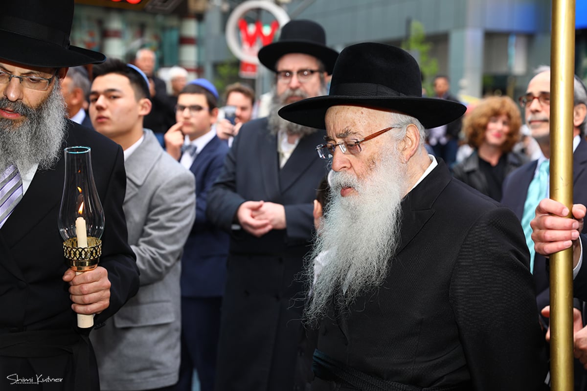 חופה יוצאת דופן: זוג חסידי התחתן בטיימס סקוור