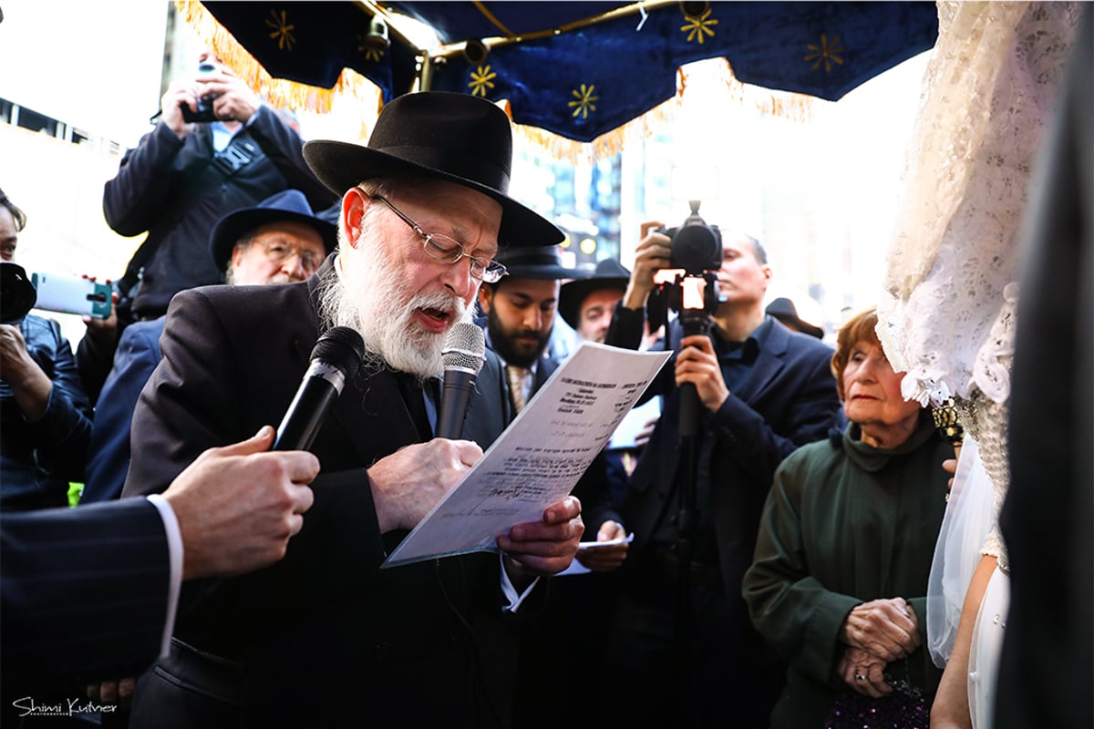 חופה יוצאת דופן: זוג חסידי התחתן בטיימס סקוור